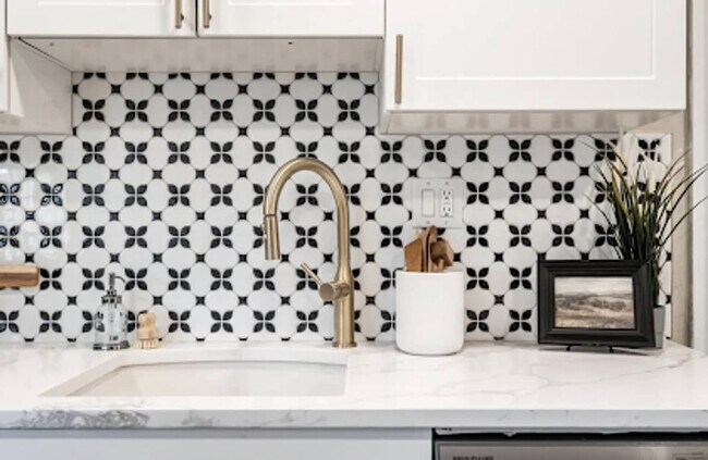 Building Photo - 437 N 700 W