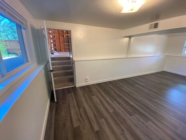 Building Photo - 1475 Chambers Dr