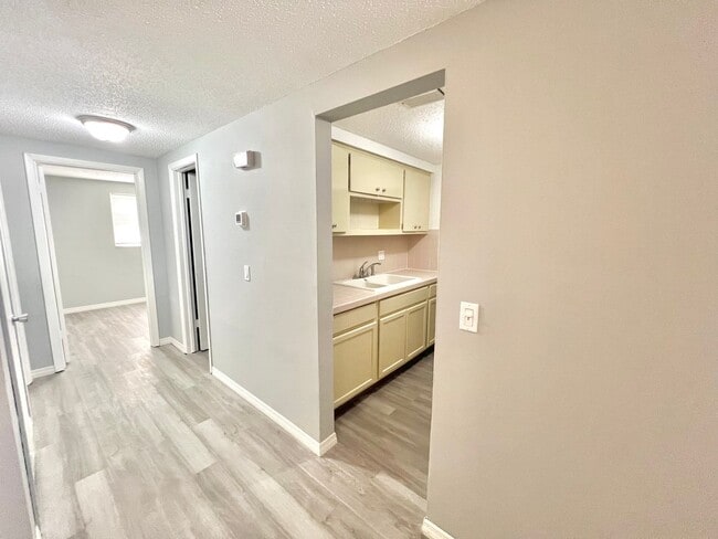Building Photo - Adorable Renovated 2BD/1BTH Villa in 55+ C...