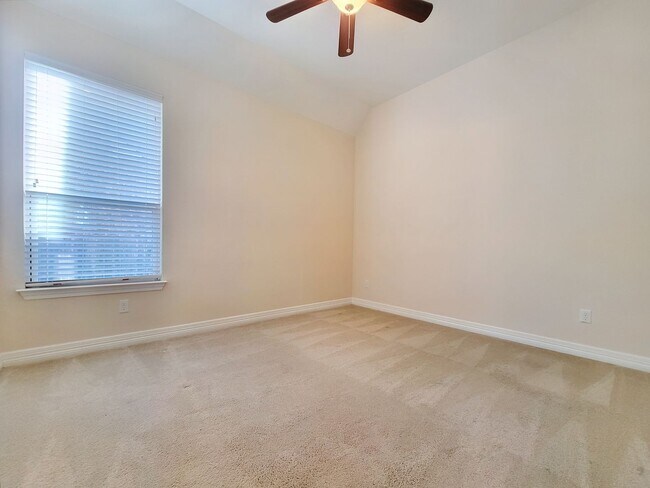 Building Photo - Large 3 Bedroom, 2.5 Bathroom Home – Fully Equipped Kitchen & Washer/Dryer Hookups