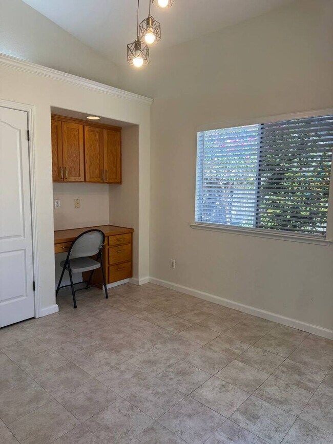 Building Photo - 10374 N Sierra Vista Ave