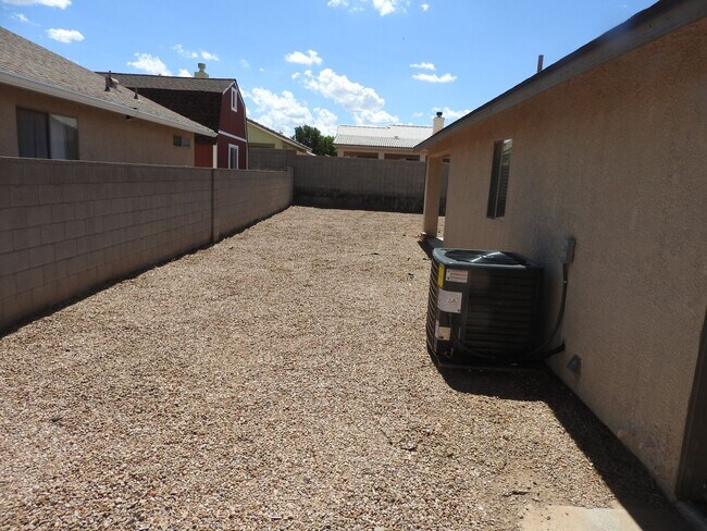 Building Photo - 3 Bedroom with large yard