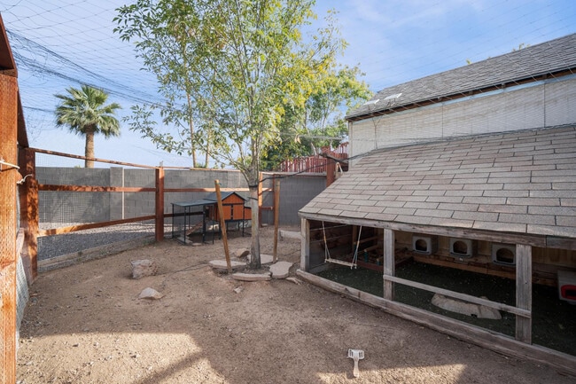 Building Photo - 4515 W Shaw Butte Dr