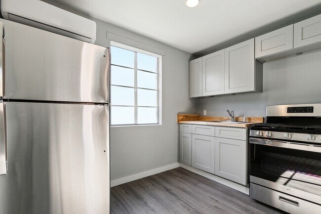 Building Photo - Charming Studio with Laundry on Site - Water and GAS included in rent