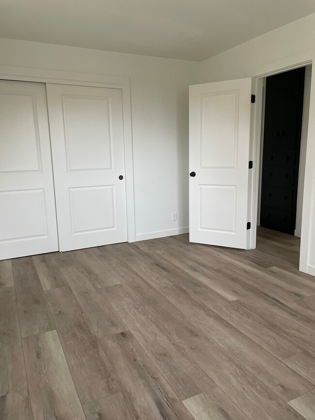 Building Photo - 345 Center St W