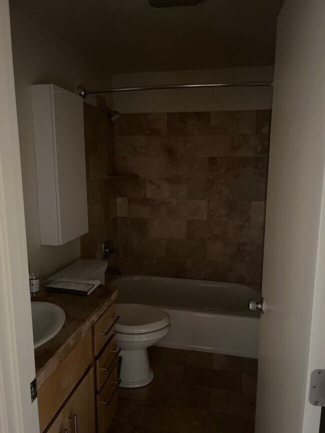 Building Photo - Spacious 2nd floor 2Bd Fireplace Hardwoods...