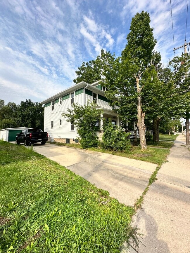 Building Photo - 4 Bed Room 2 Bath Big Yard