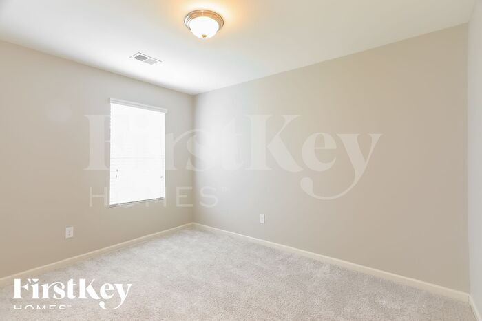 Building Photo - 700 Mallet Way