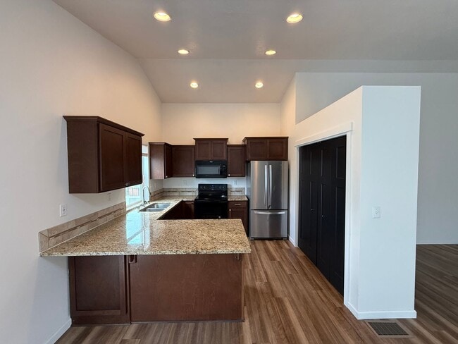 Building Photo - New Listing! Beautiful 4 Bed / 3 Bath Home...