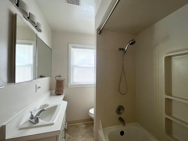 Building Photo - Beautiful 2 Bedroom/1 Bath Home in Magnolia for Rent!