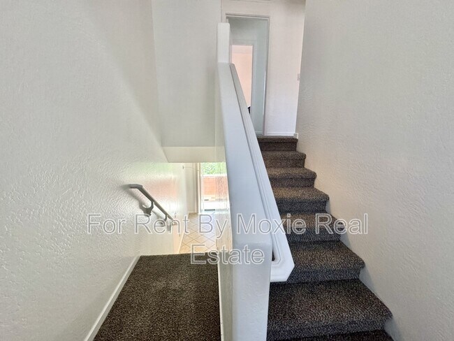 Building Photo - 330 S Farmer Ave