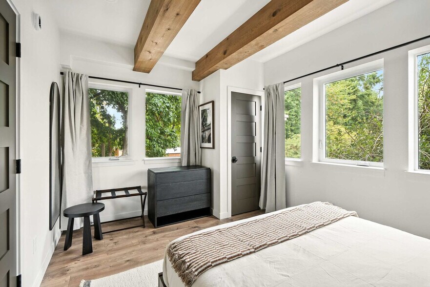 Building Photo - 925 NE 23rd Ave