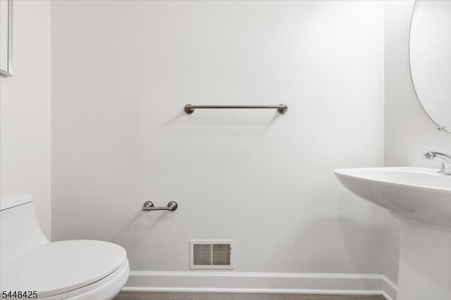 Building Photo - 604 Knollwood Ct