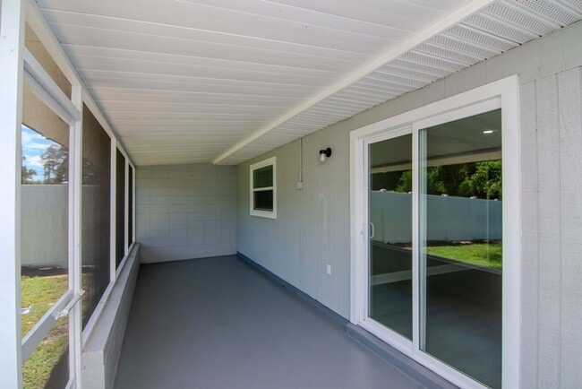 Building Photo - Totally Remodeled Duplex w/ New Fenced Bac...