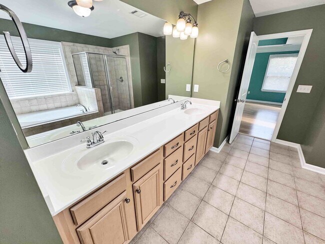 Building Photo - 6BR, 4BA, In-Law Suite