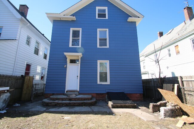 Building Photo - 273 Lloyd St