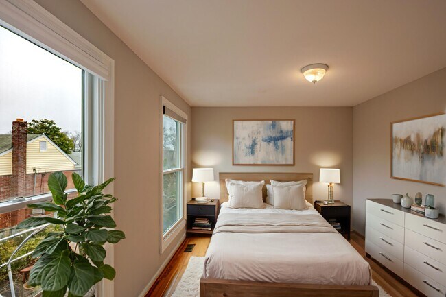 Building Photo - 5806 Flanders St