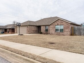 Building Photo - 140 Willow Dr