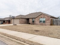 Building Photo - 140 Willow Dr