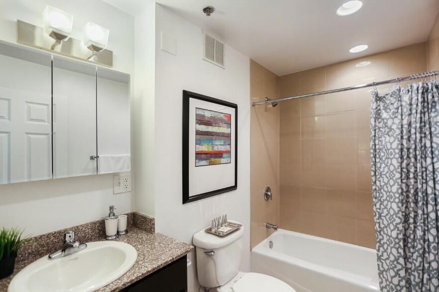 Building Photo - 5050 N Sheridan Rd