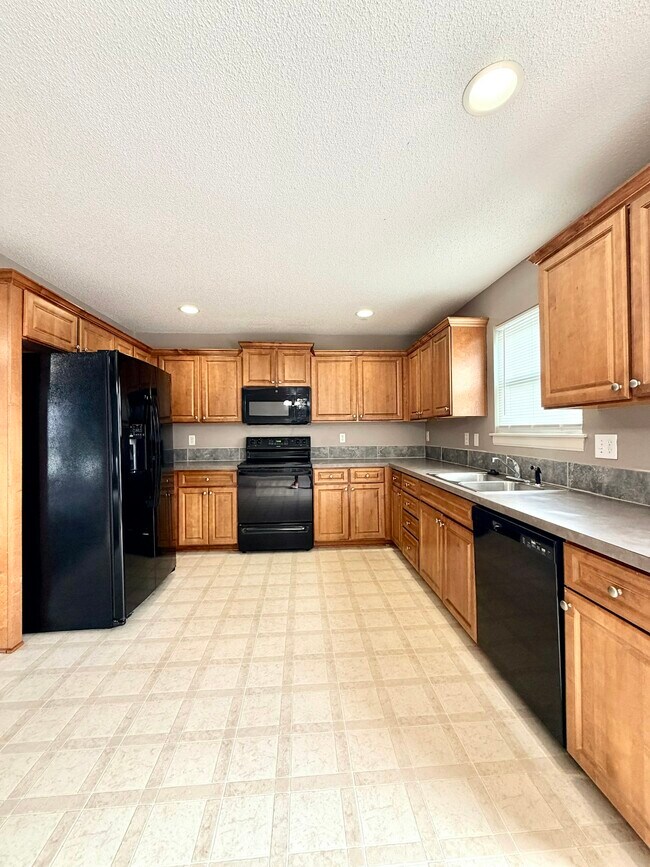 Building Photo - 224 N Hedge Ln