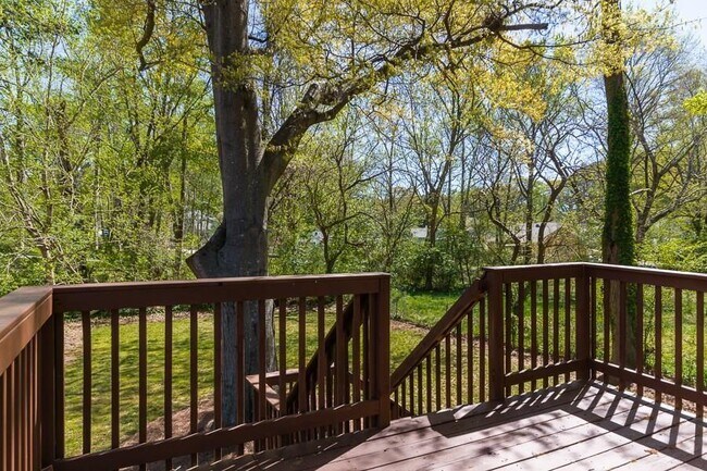 Building Photo - 124 Woodbine Cir SE