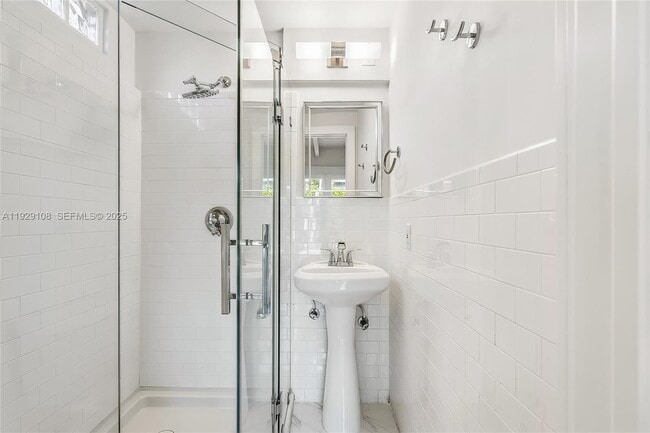 Building Photo - 345 Fairway Dr