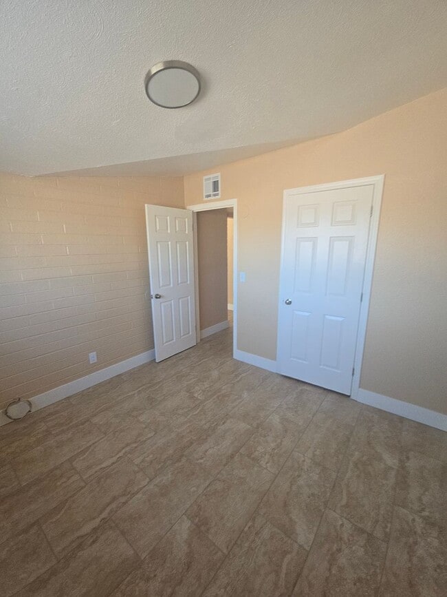 Building Photo - 2b1bth condo