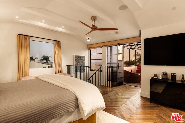 Building Photo - 972 Palisades Beach Rd