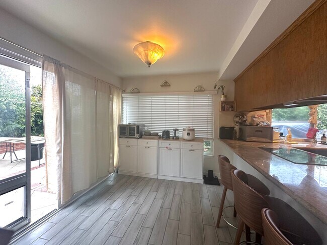 Building Photo - Spacious 4-Bedroom Home for Lease in Desir...