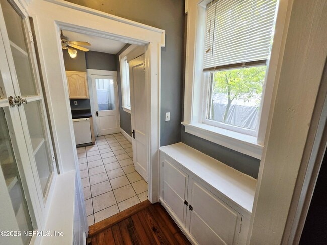 Building Photo - 146 W 6th St