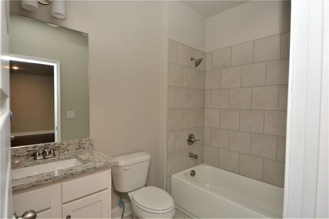 Building Photo - 2170 Manor Pointe Dr