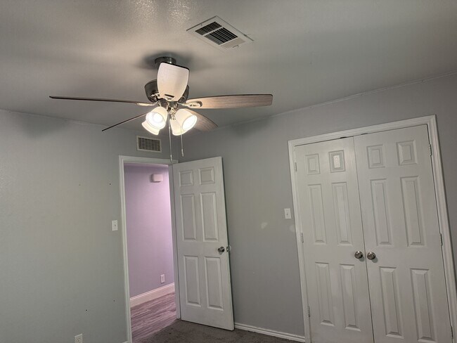 Building Photo - 3601 Oakwood Dr