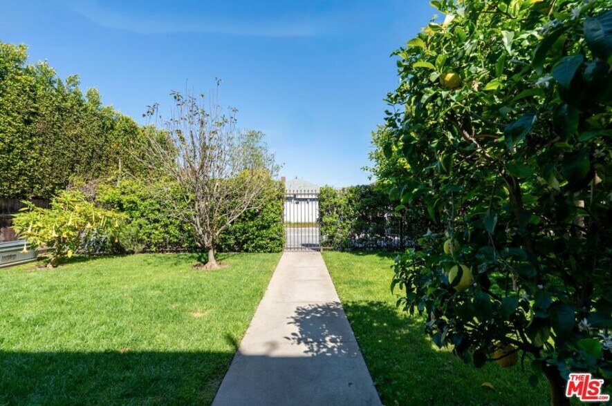 Building Photo - 2938 1/2 S La Salle Ave