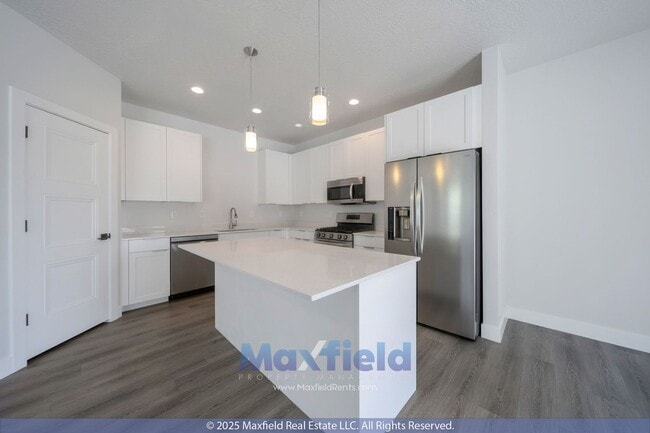 Building Photo - Spacious Twin Home - EV friendly - North S...