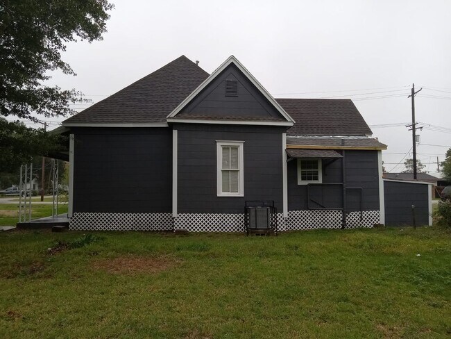 Building Photo - 690 Avenue E