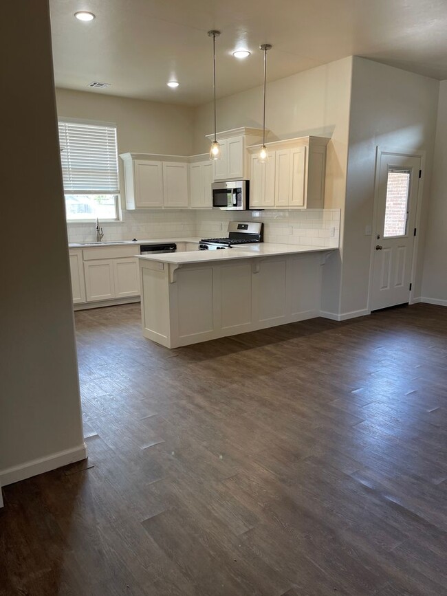 Building Photo - The Enclave-3 bed 2.5 bath home