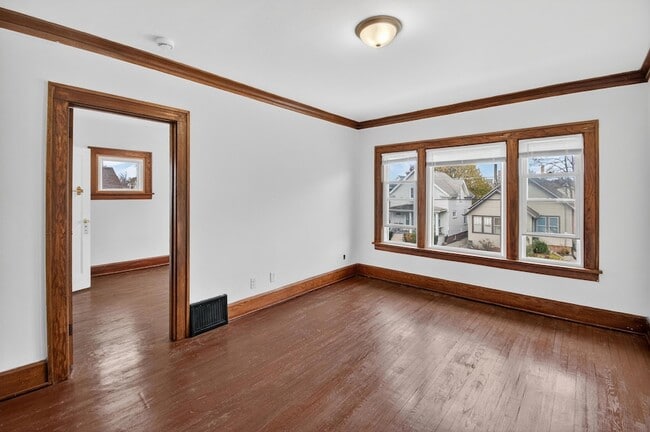 Building Photo - 1927 Harriet St