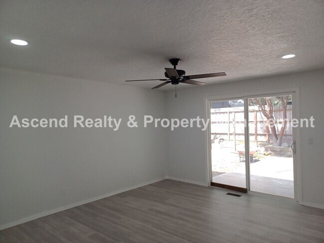 Building Photo - Remodeled Ranch on CuldeSac Large Fenced B...