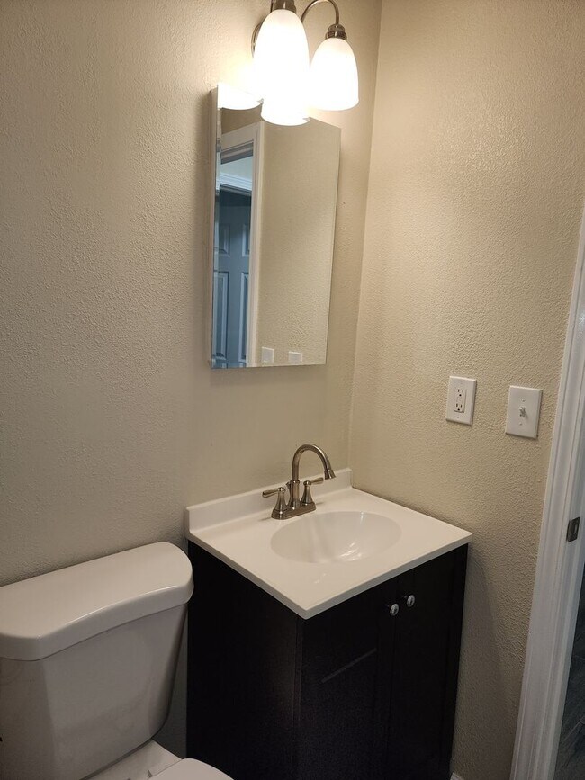 Building Photo - Recently Updated -  2 Bedroom 1 Bathroom O...
