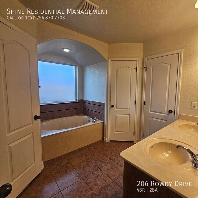 Building Photo - 206 Rowdy Dr