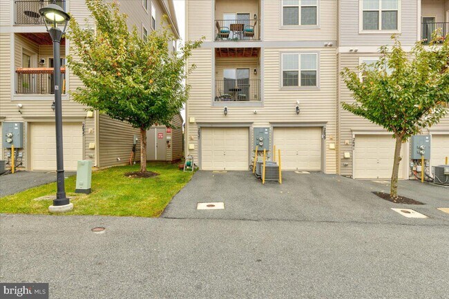 Building Photo - 2637 Campus Way N