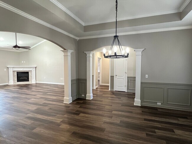 Building Photo - Beautiful Home w/Lots of Extras