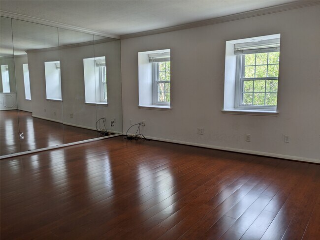 Building Photo - 351 N Post Oak Ln