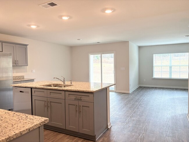 Building Photo - MOVE IN SPECIAL - 4 Bedroom, 2 Bathroom House in Trinity!