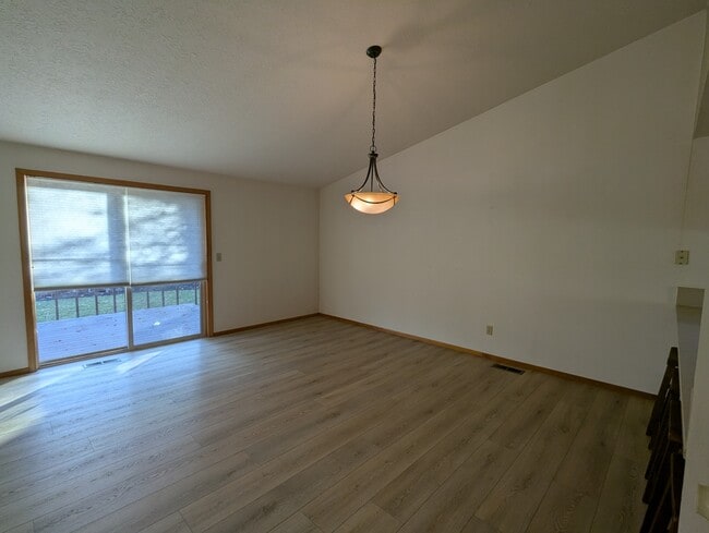 Building Photo - 1315 NE Paula Dr