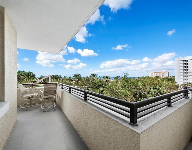 Building Photo - 800 N Tamiami Trl
