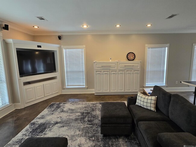 Building Photo - 9235 Worthington Lake Ave