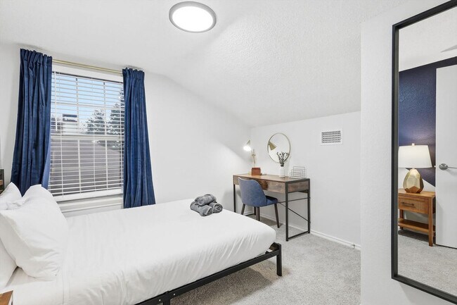 Building Photo - 2 St Charles Pl