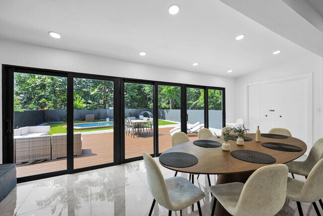 Building Photo - 5313 NE 1st Ave